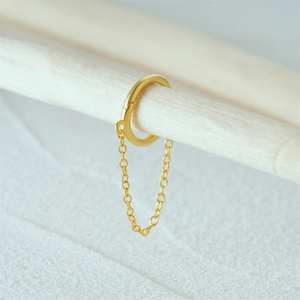 Dettaglio dell'orecchino a cerchio in argento S925 placcato oro 18K con catena a U pendente