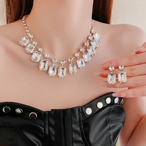 Détail du collier à franges goutte de luxe et boucles d'oreilles en cristal