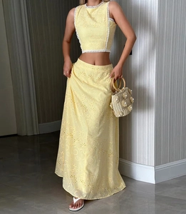Détail de la broderie de dentelle florale jaune clair sur cet ensemble jupe longue