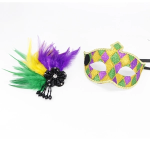 Ensemble détaillé de masque de mascarade et pince à cheveux en plumes violettes et vertes