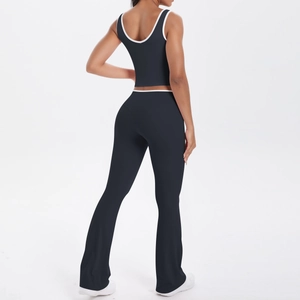 Détail d'un ensemble de yoga avec pantalon évasé et débardeur, finitions liseré blanc