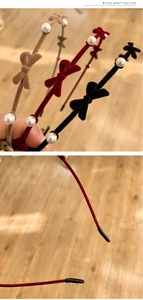 Détail de serre-têtes en velours avec perles en noir, rouge et beige