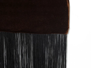 Gros plan sur le tissu en velours avec de fines franges marron sur une robe