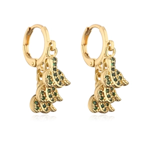 Detalle de aros bañados en oro de 18K con colgantes de circonita verde en forma de hoja