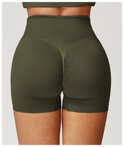 Detail der nahtlosen High-Waist-Yogashorts in Armeegrün mit Scrunch-Butt-Effekt