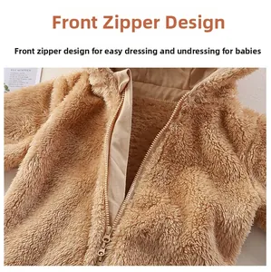 Détail d'une combinaison bébé en peluche avec fermeture éclair et texture douce