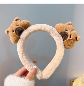 Bandeau en peluche beige avec petits ours bruns pour le soin du visage et maquillage