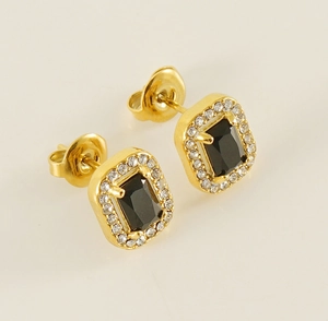 Détails de boucles d'oreilles carrées en or avec pierre noire et halo de zircon