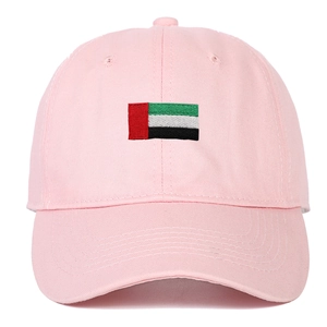 Gros plan de la broderie du drapeau sur une casquette de baseball rose