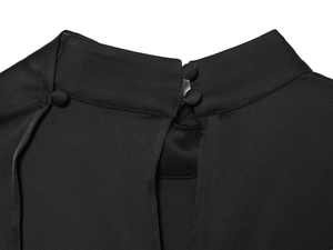 Détail macro du haut en satin noir avec col montant et fermeture à double bouton au dos