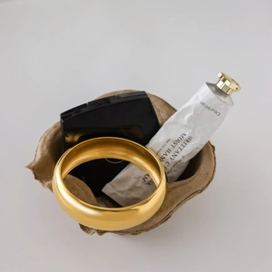 Poliertes Armband aus 18K vergoldetem Edelstahl auf einem umweltfreundlichen Tablett