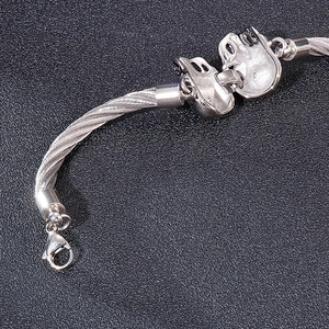 Bracelet câble en acier punk rétro avec double crâne et fermoir mousqueton pour homme