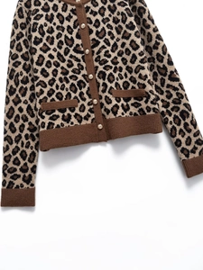 Détails du cardigan à imprimé léopard avec boutons dorés et bords en tricot marron