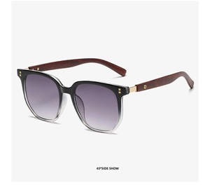 Detailansicht der quadratischen Sonnenbrille mit Holzbügeln und Metallscharnieren