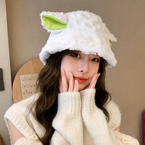 Détail d'un chapeau cloche blanc en peluche avec oreilles vertes et texture laine d'agneau