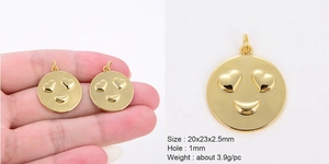 Makroansicht eines goldenen Smileys mit Herzaugen und detaillierten Größenmessungen