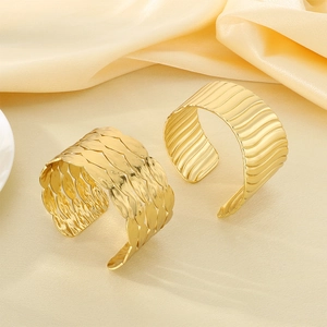 Fashion gold stainless steel open bangles with textured striped patterns in luxury style