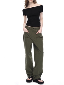 T-shirt noir moulant à épaules dénudées avec pantalon cargo vert pour femmes