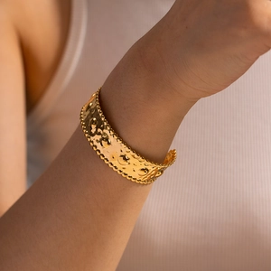 Vintage Hammered Texture Stainless Steel Cuff Bangle 18K Gold Plated Beaded Edge Relief Design For Women