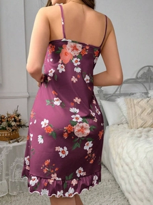 Vue de dos d'une chemise de nuit satinée à fleurs avec ourlet à volants et bretelles