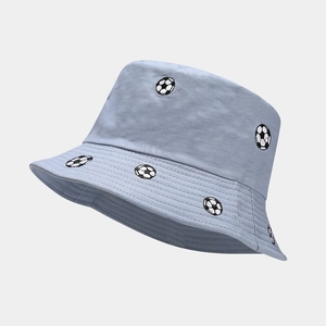 Gros plan des motifs de football brodés sur le chapeau bob bleu clair en toile de coton