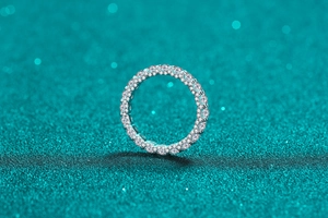 Macro shot of S925 sterling silver eternity ring with pavé-set moissanite stones