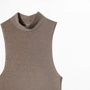 Elegante top smanicato accollato color bronzo con texture metallizzata scintillante