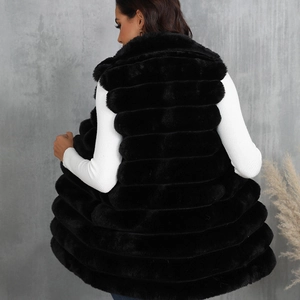 Gilet en fausse fourrure noire pour femme avec design à couches et coupe longue ajustée