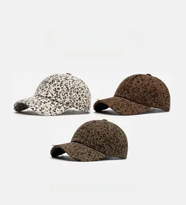 Vue détaillée de casquettes de baseball à motif léopard avec bords vintage usés en coton