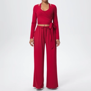 Détail de l'ensemble de yoga rouge avec taille croisée et pantalon large à nouer