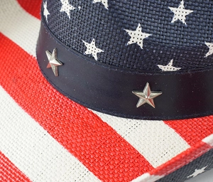 Vue macro détaillée des motifs du drapeau américain et des étoiles sur un chapeau de cowboy