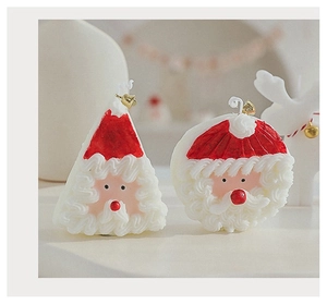 Détail de bougies parfumées Père Noël faites à la main avec cloches pour décor de Noël