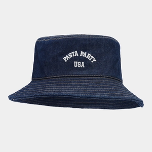 Bob rétro en denim bleu foncé avec broderie PASTA PARTY USA et coutures contrastées
