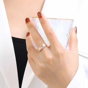 Detail of rose gold ring featuring 18k plated beaded edges on a model finger