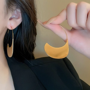 Boucles d'oreilles minimalistes en acier doré en forme de chapeau avec finition polie