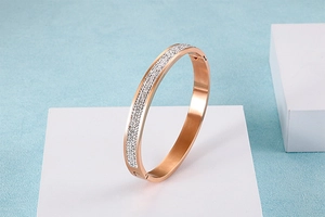Détail du bracelet en acier titane or rose orné d'un pavage de zircons cubiques brillants