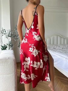 Détail d'une robe nuisette en satin rouge à fleurs avec dos en V et fente haute