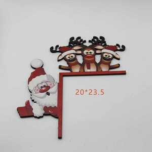 Detailed view of Santa and reindeer wooden door corner decoration with 20x23.5cm dimensions