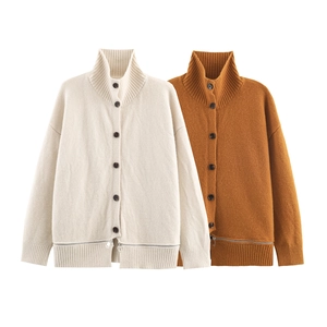 Gilet en maille minimaliste à col montant avec boutons et détails zippés à l'ourlet