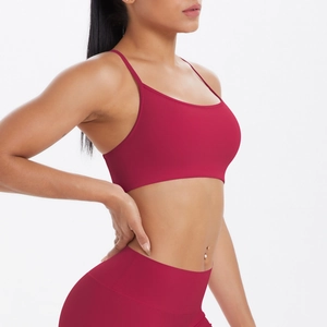 Détail de l'ensemble de yoga bordeaux avec brassière croisée et legging à taille haute