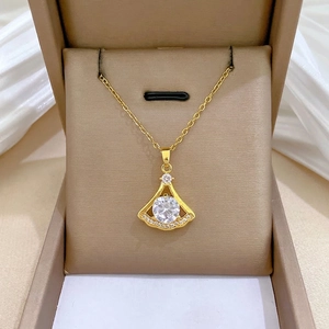Collier Pendentif Élégant En Forme De Éventail Chaîne Acier Titane Cuivre Micro Incrustation Zircon Design Jupe Bijoux Femmes