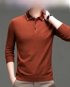 Detail eines ziegelroten Strick-Polo-Pullovers mit Dreiknopfkragen und Rippbündchen