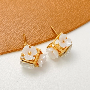 Elegante quadratische Goldohrstecker mit weißen Blumen und großem quadratischem Zirkonia