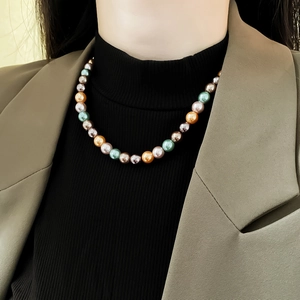 Gros plan d'un bracelet en perles multicolores élégant sur poignet avec fini brillant