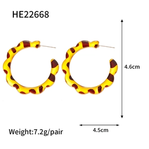 Detailed dimensions of leopard print resin C-shaped hoop earrings showing size and weight