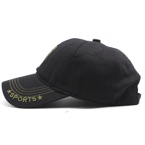 Vista laterale del cappellino nero con ricamo Sports dorato e stella sulla visiera corta