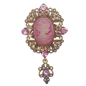 Spilla vintage con ritratto a rilievo, cristalli rosa e dettagli floreali dorati