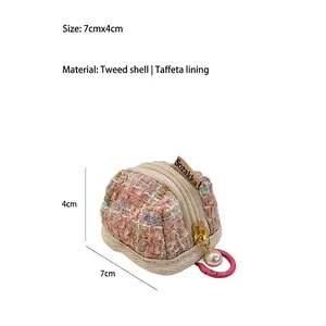 Vista dettagliata di una custodia per auricolari in tweed rosa con misure per AirPods