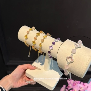 Vue détaillée du bracelet en perles de cristal avec trèfle à quatre feuilles et chaîne