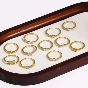 Detailansicht eines 11-teiligen Goldring-Sets mit Zirkonia und Perlen auf Samttablett